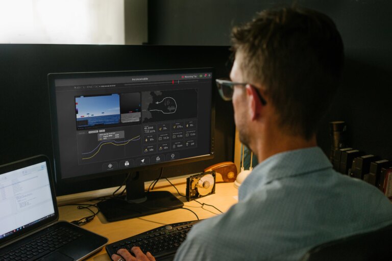 User in front of the integrated interface of SEA.AI camera and BRNKL